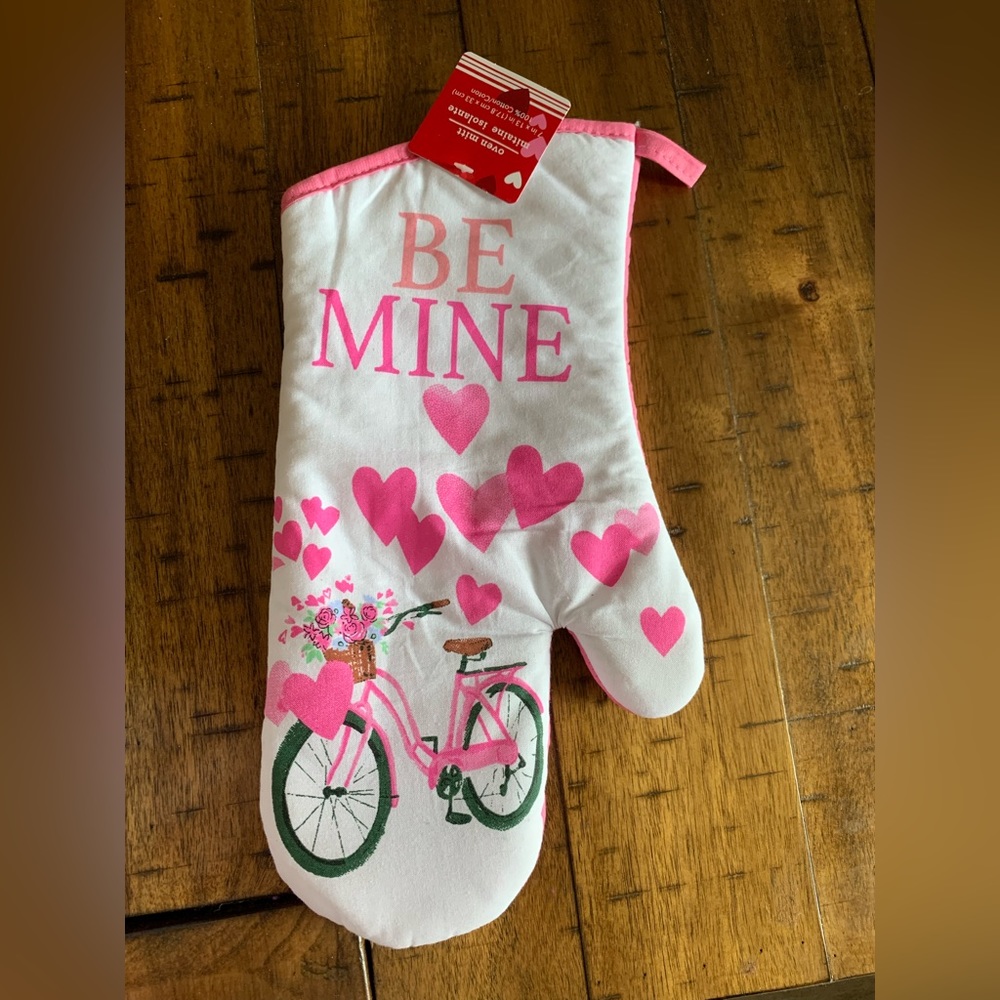 - “Be Mine”Valentines Oven Mitt